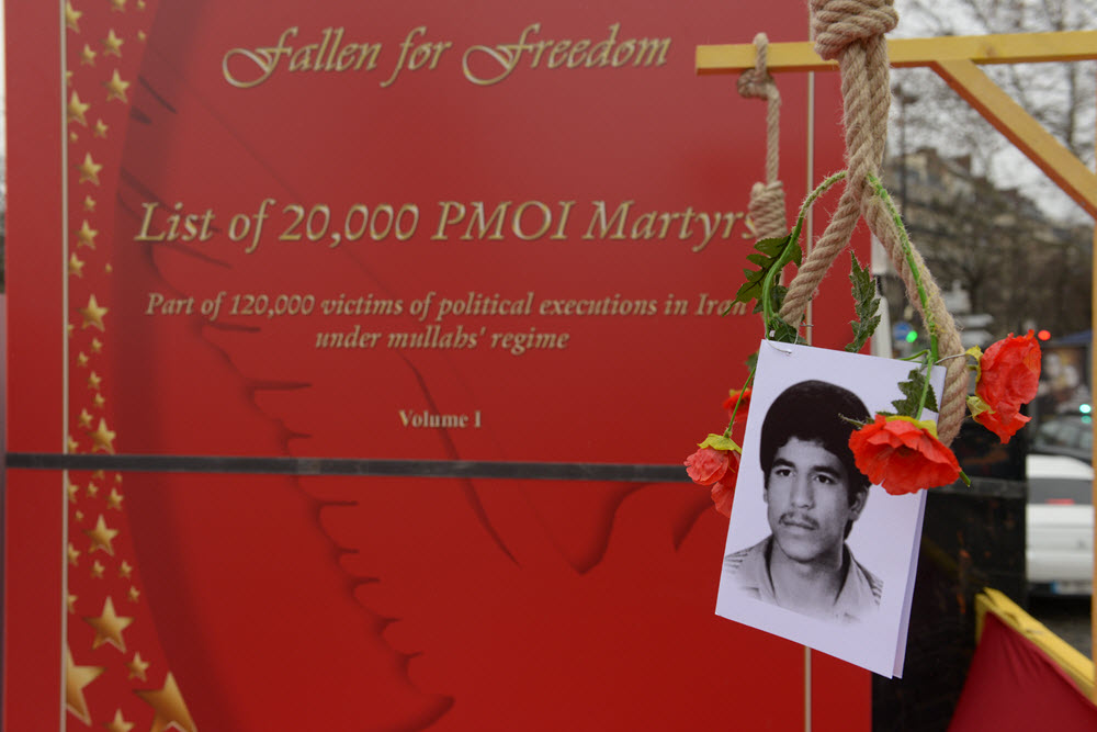 Mehr als 30.000 politische Gefangene, von denen die größte Mehrheit Mitglieder und Sympathisanten der Volksmojahedin Iran (PMOI/MEK) der größten Oppositionsgruppe im Iran, waren, wurden innerhalb von wenigen Wochen im Sommer 1988 hingerichtet.