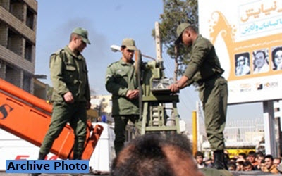 Abhacken der Hand eines Mannes