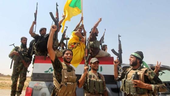 Mitglieder einer schiitischen Kampfeinheit bejubeln den Durchbruch in die belagerte Stadt Amerli im Nordirak