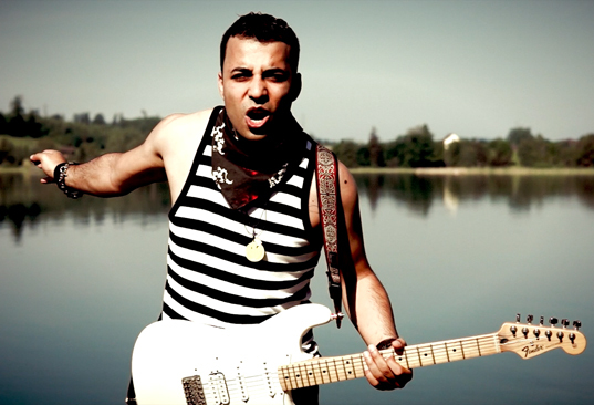 Farzad Alipur ist Persrock: Er singt und spielt alle Instrumente selber (Foto: zvg.)