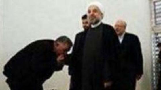 Al-Abadi (damals noch nicht Ministerpräsident Iraks) küsst Hassan Rohani die Hand 