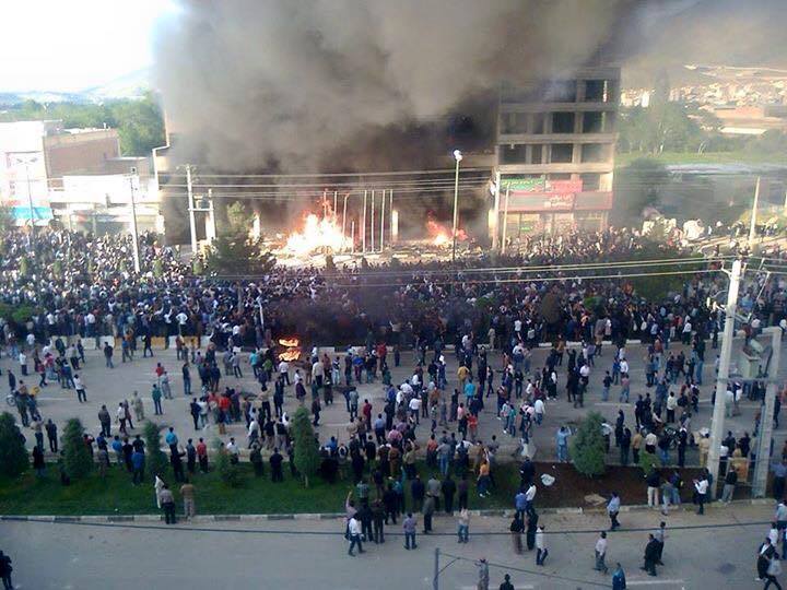 Protestierende Menschenmenge in Mahabad