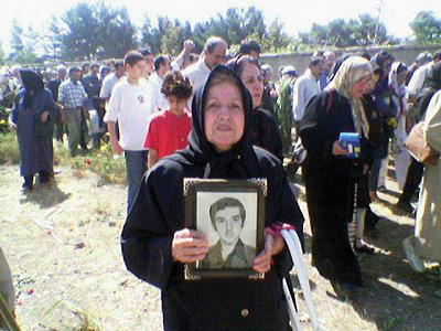 Trauernde Familien des Massakers